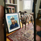 Hazewindhond naast zijn ingelijste Kapitein-portret